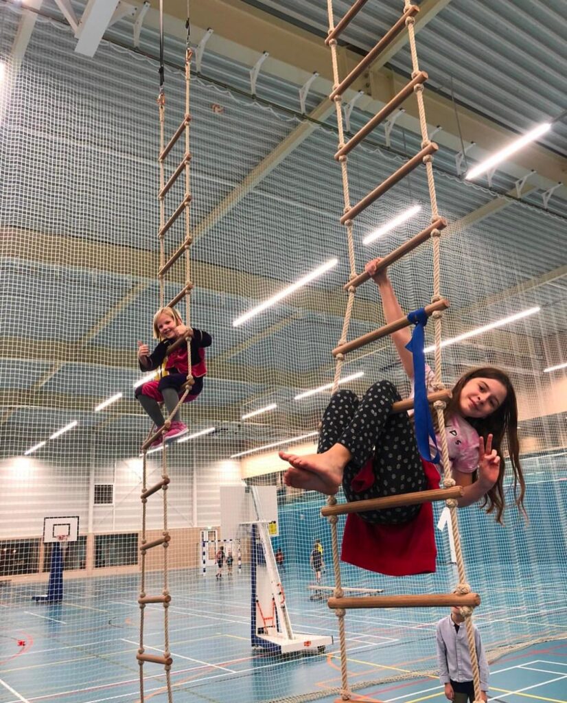Kinderen klimmen bij Sport-BSO Flekss