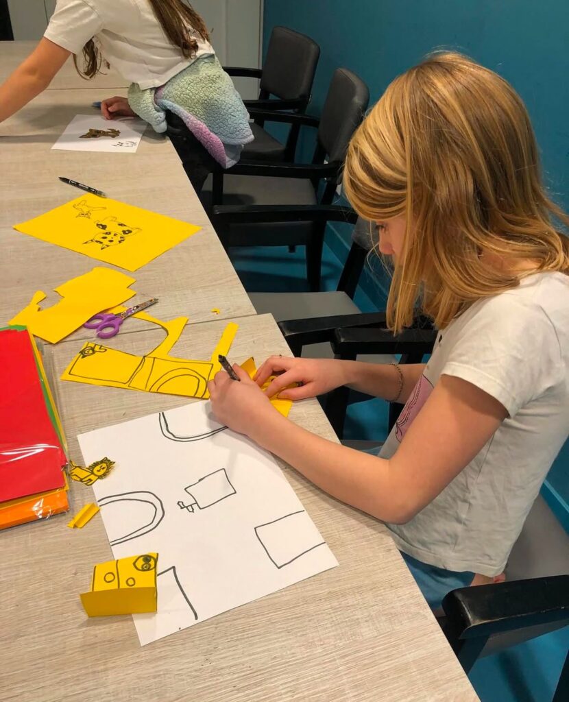 Kinderen knutselen bij Sport-BSO Flekss