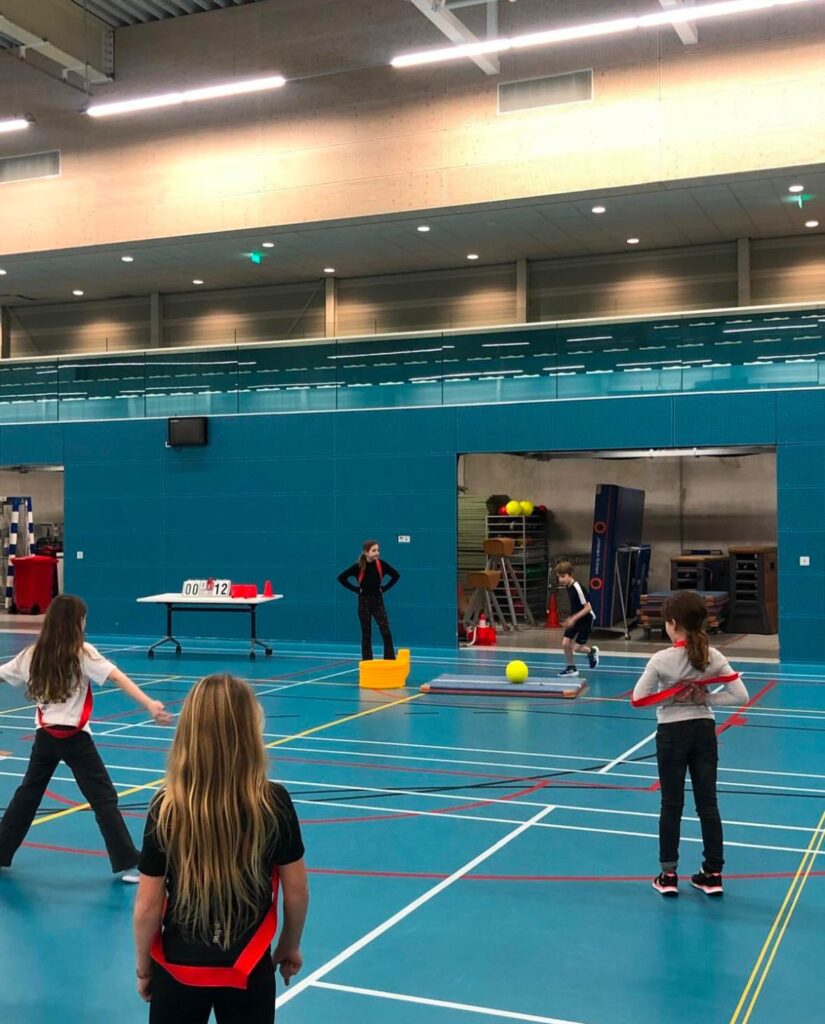 Kinderen spelen slagbal bij Sport-BSO Flekss