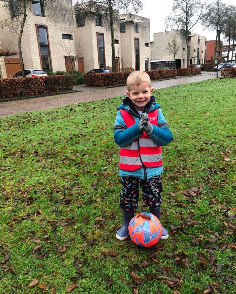 kindje voetbalt bij Sport-BSO Flekss