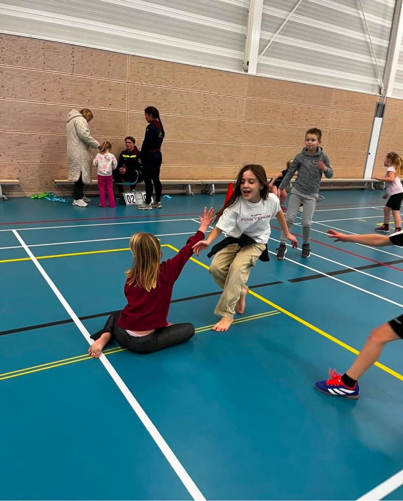 Kinderen rennen en bevrijden elkaar bij een tikspel, bij Sport-BSO Flekss