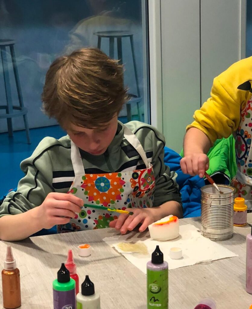 kind knutselt bij Sport-BSO Flekss