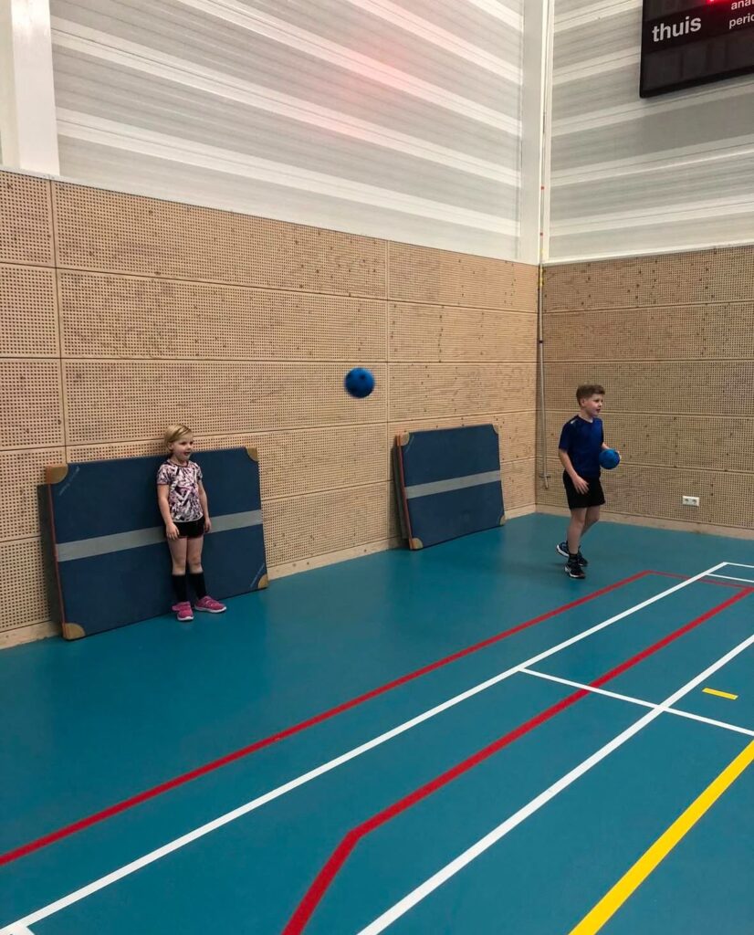 Kinderen verdedigen hun matje bij Sport-BSO Flekss