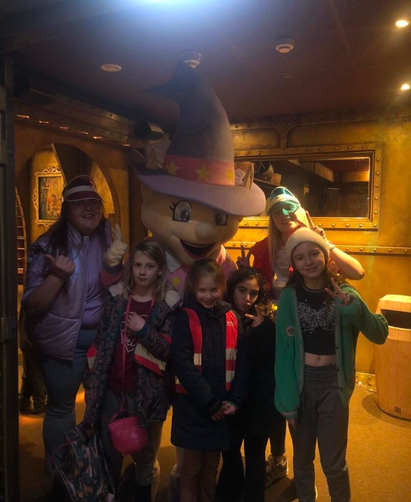 Kinderen poseren bij Kids Wonderland bij Sport-BSO Flekss