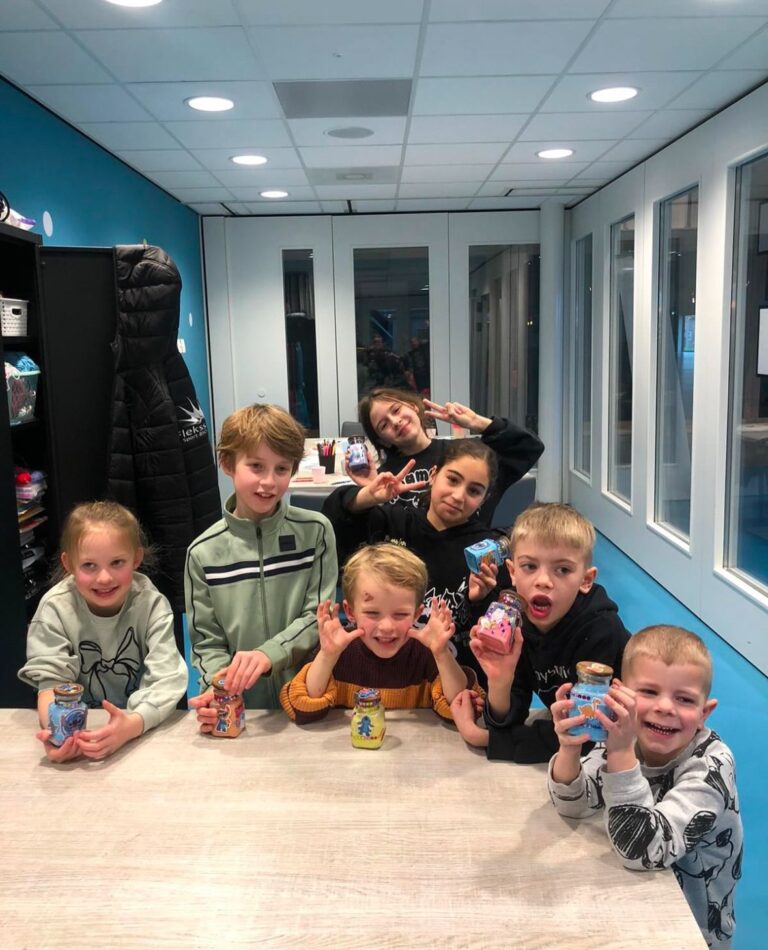 Kinderen hebben slijm gemaakt bij Sport-BSO Flekss