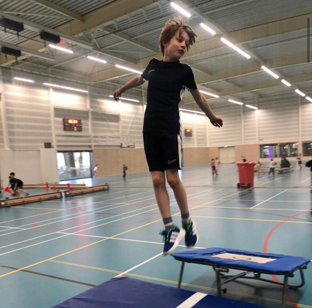 Kind springt in Trampoline bij Sport-BSO Flekss