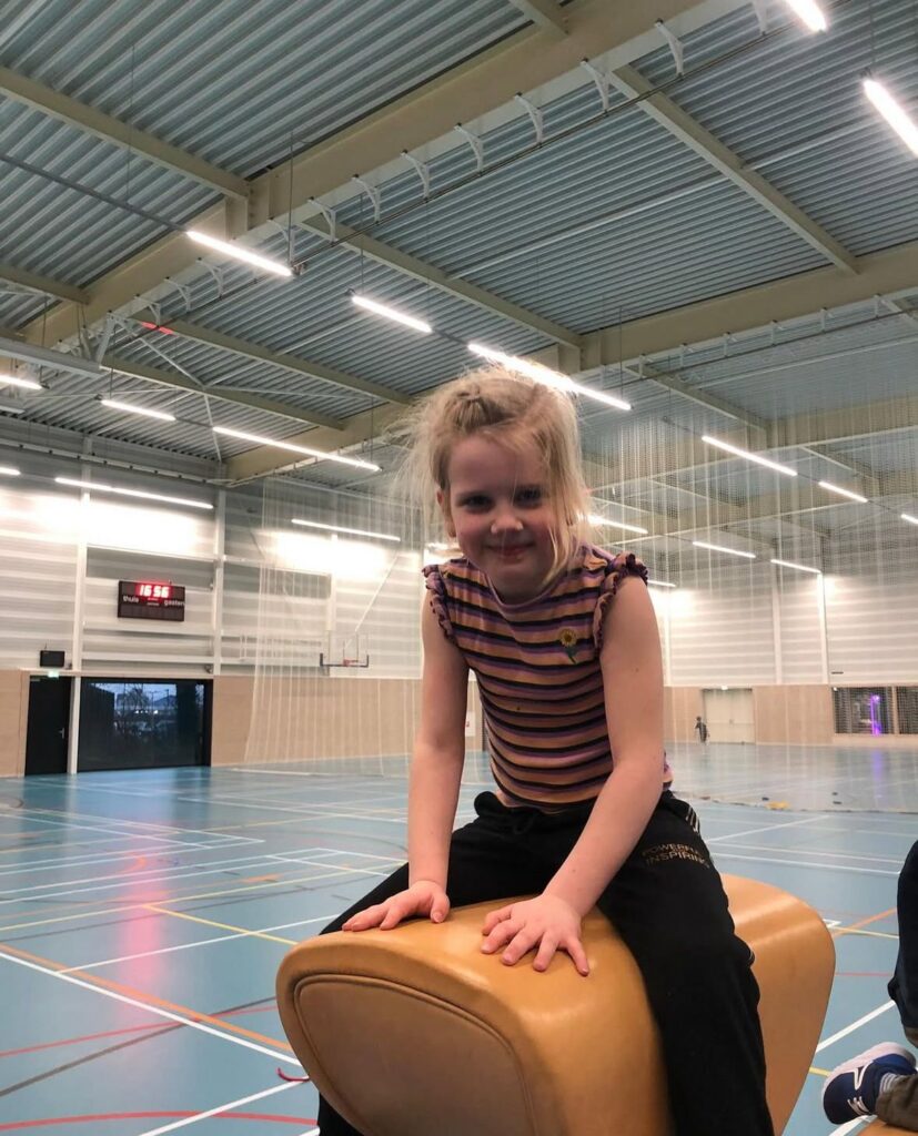 Kindje zit op de bok bij Sport-BSO Flekss