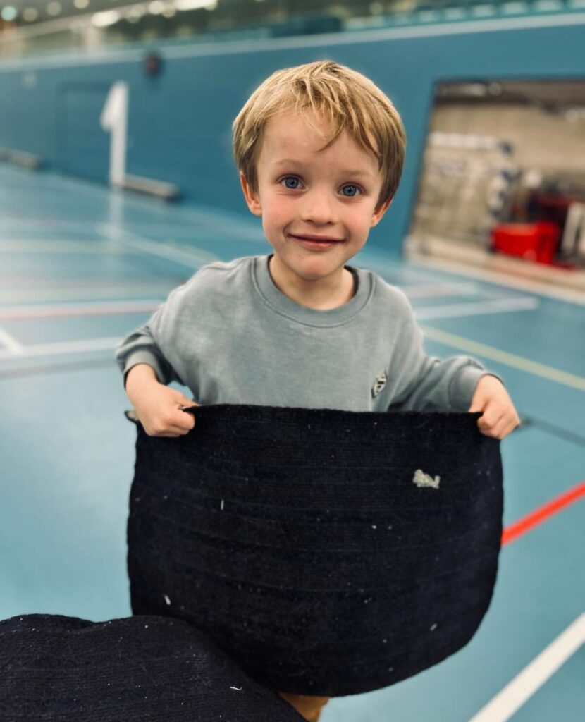Kind speelt in gymzaal bij Sport-BSO Flekss