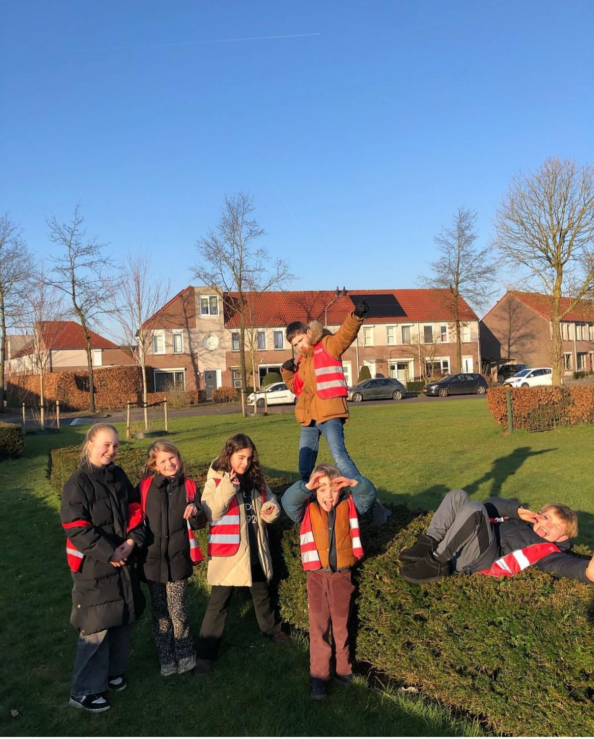 Kinderen spelen buiten bij Sport-BSO Flekss
