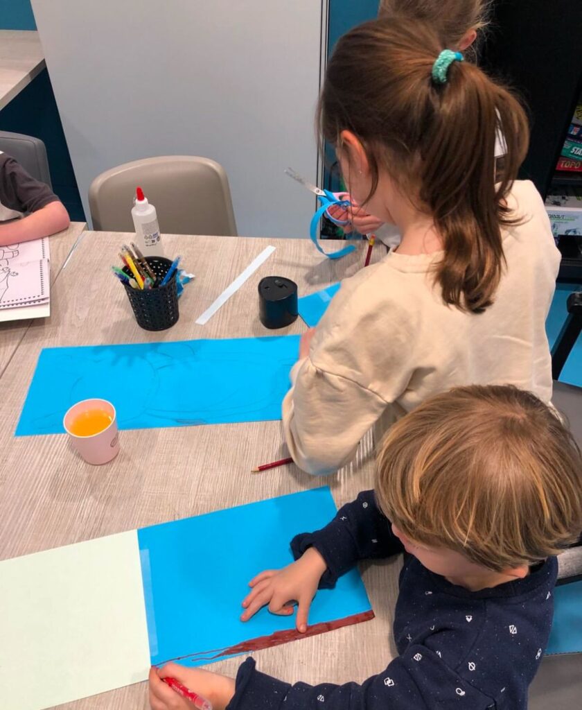 Kinderen knutselen bij Sport-BSO Flekss