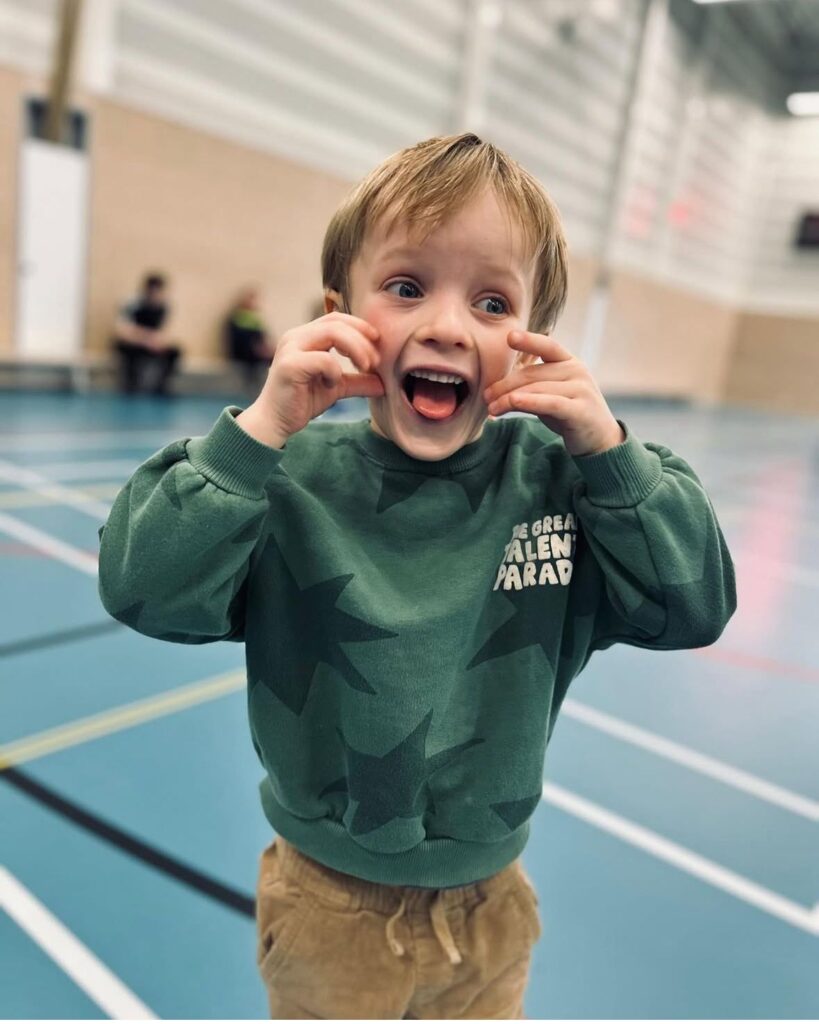 Kindje trekt een gekke bek bij Sport-BSO Flekss