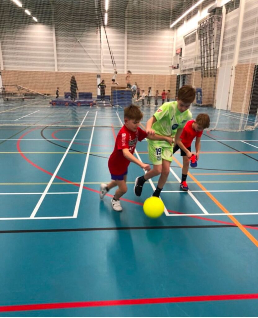 Kinderen voetballen bij Sport-BSO Flekss