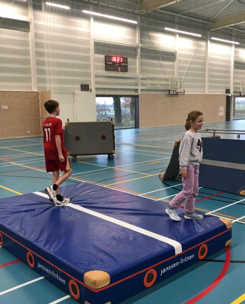 Kinderen zoeken bij verstoppertje bij Sport-BSO Flekss