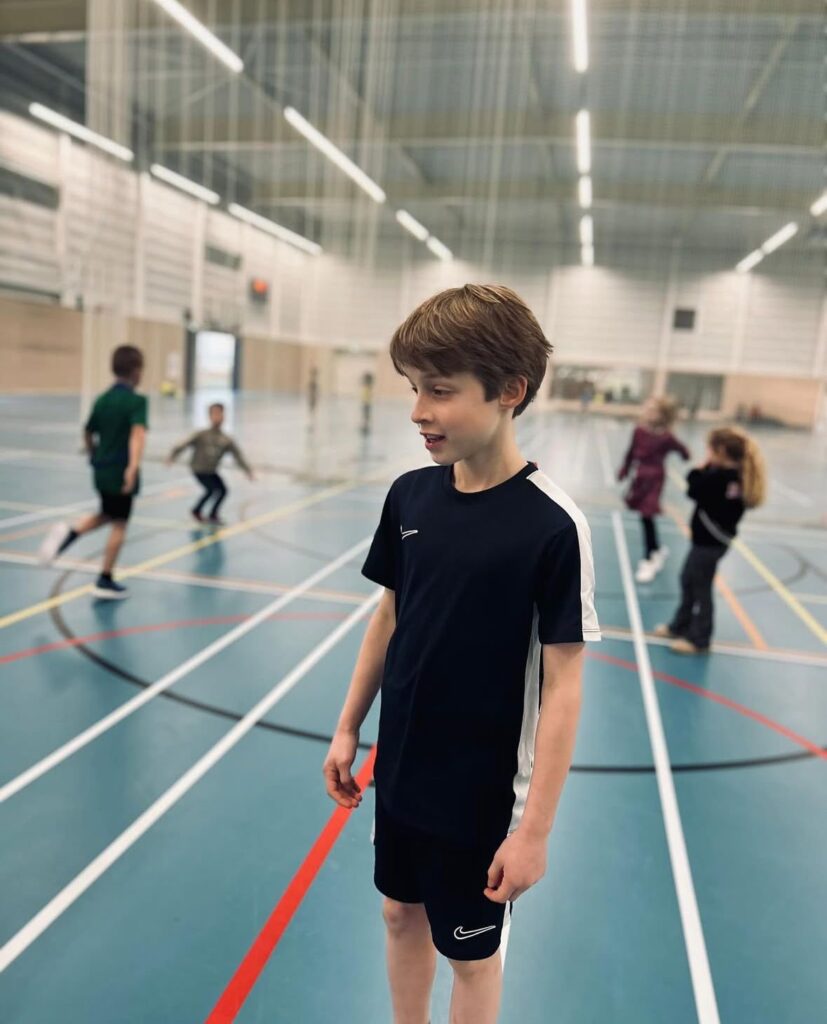 Kinderen spelen het Yoshi spel bij Sport-BSO Flekss