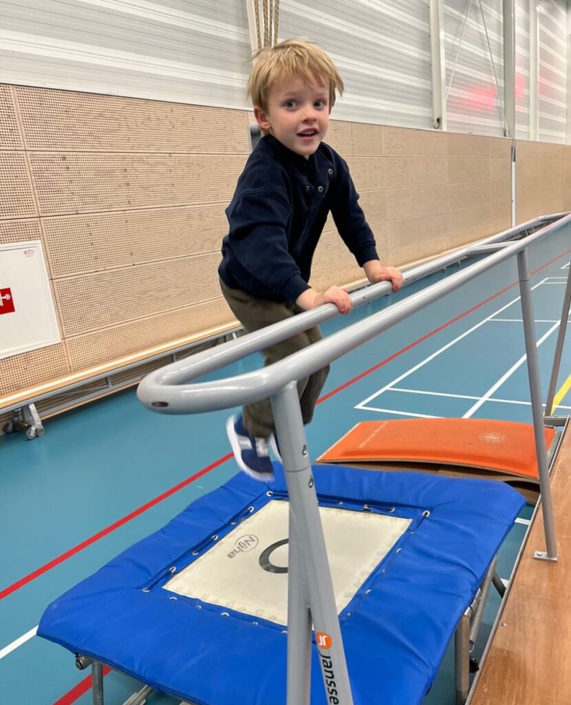 Kindje springt op trampoline bij Sport-BSO Flekss