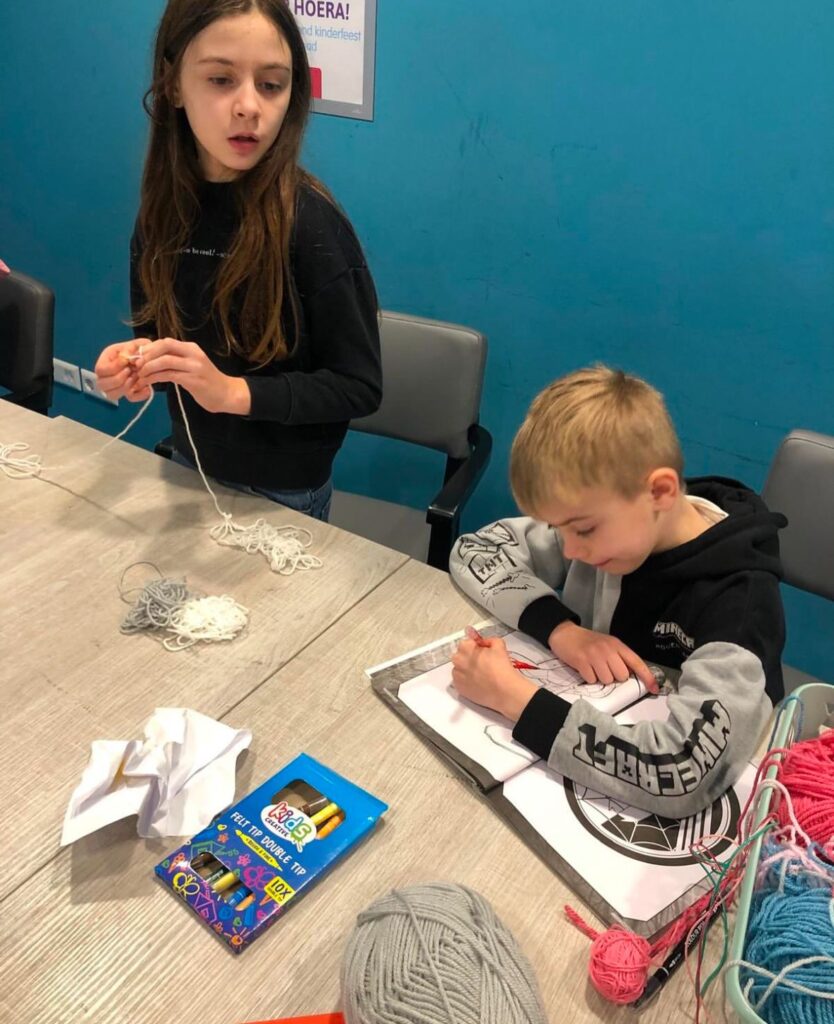 Kinderen knutselen bij Sport-BSO Flekss