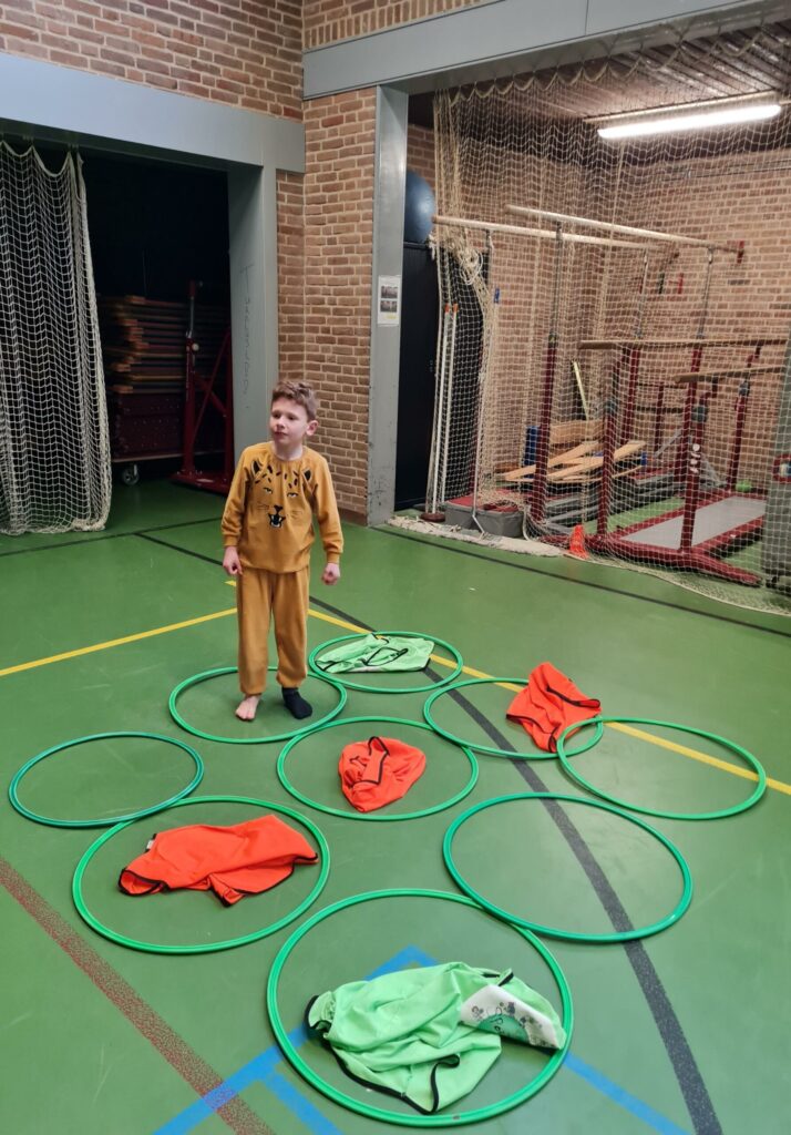 Sport-BSO Flekss Soccer Center - Steen-papier-schaar spel