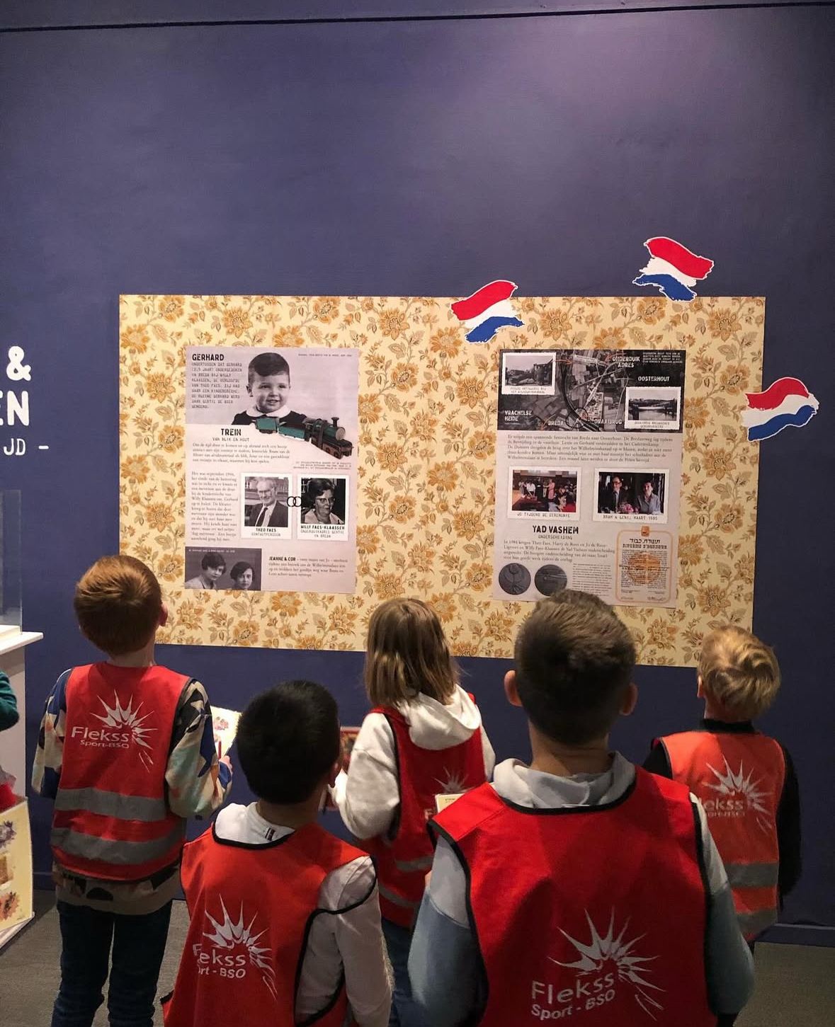 Kinderen kijken naar presentatie