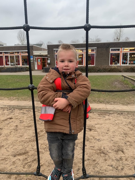 BSO dillehof - jongen in klimrek