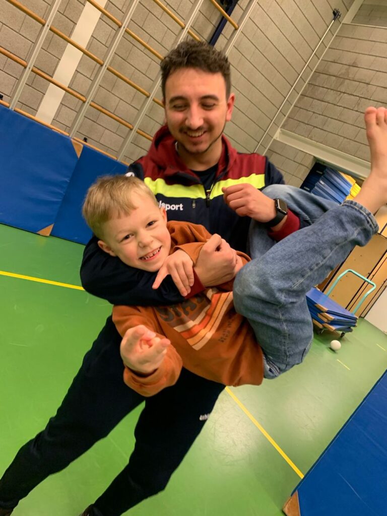 Sport-Bso Etten-leur lachen met de meester