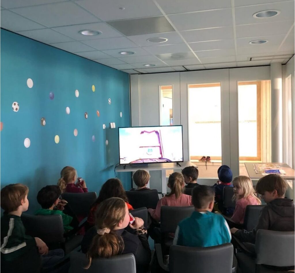 Kinderen kijken film bij Sport-BSO Flekss