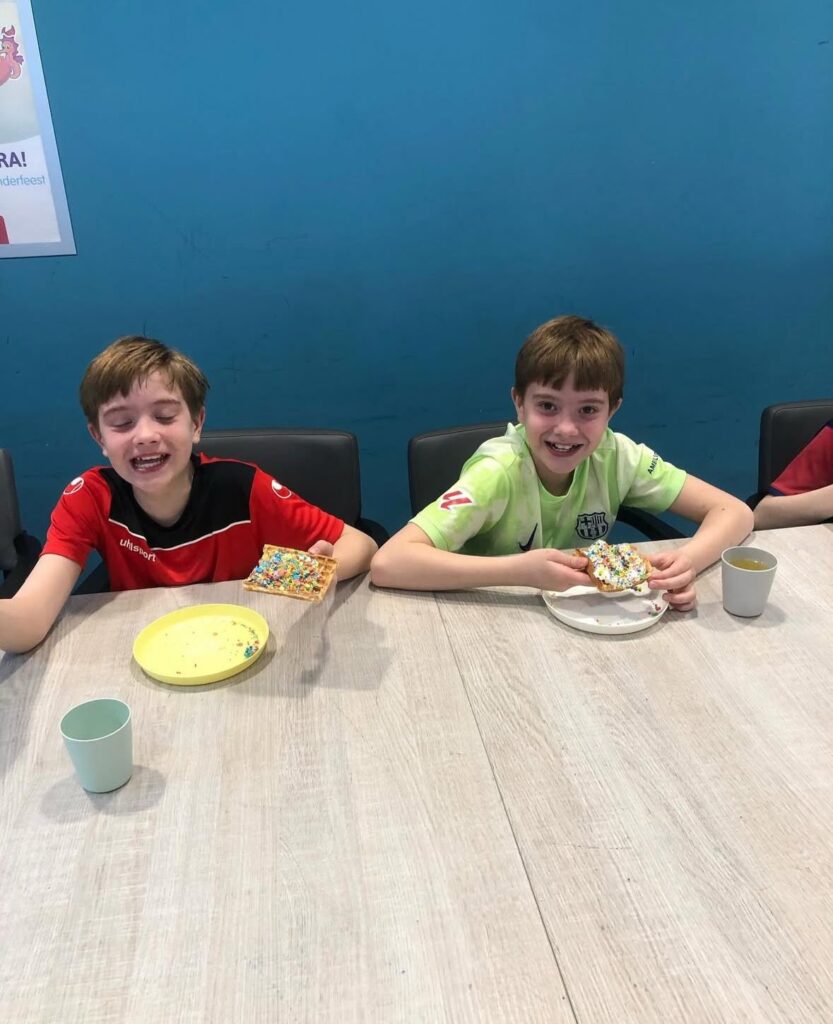 Kinderen eten cake bij Sport-BSO Flekss