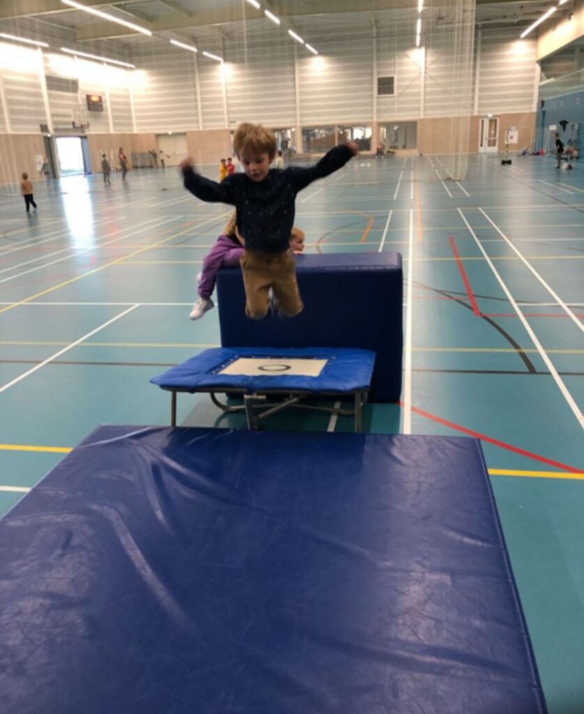 Kinderen springen in de trampoline bij Sport-BSO Flekss
