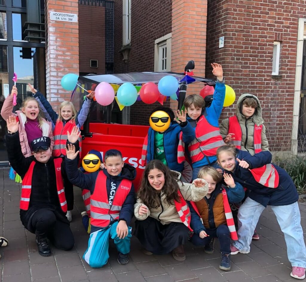 Kinderen bij carnavalsoptocht bij Sport-BSO Flekss