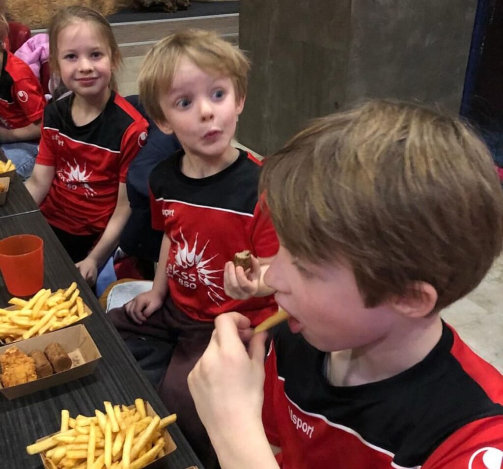 Kinderen eten frietjes bij Sport-BSO Flekss