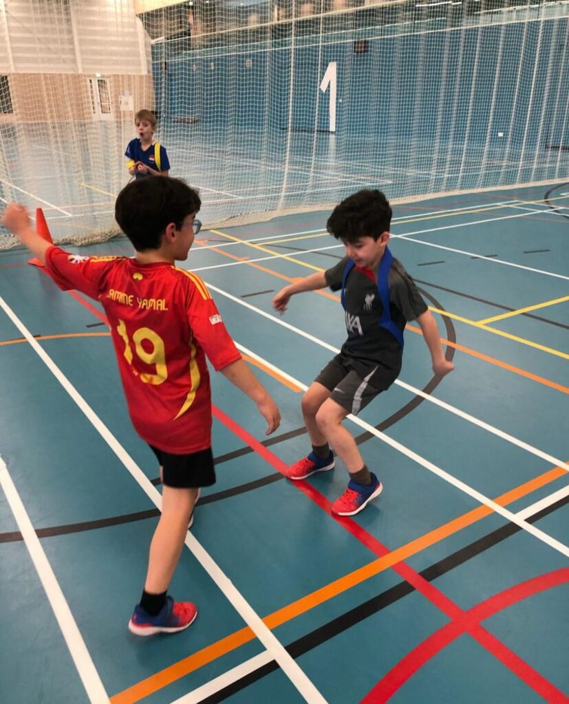 Kinderen spelen Yoshi-spel bij Sport-BSO Flekss