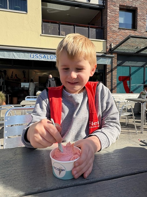 kind eet ijsje nowies etten-leur