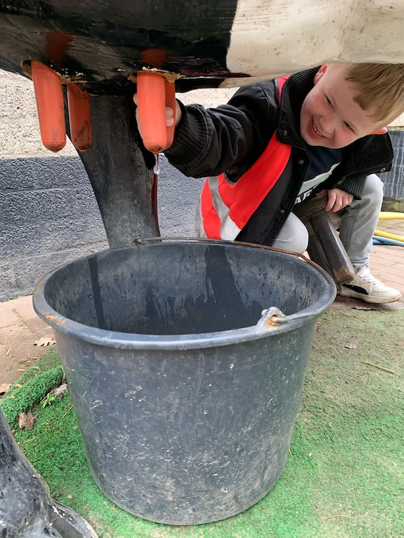 kind melkt een koe zevenbergen