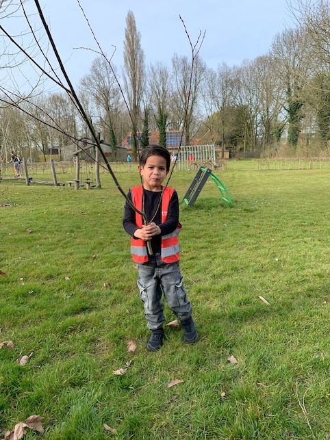 kind speelt buiten zevenbergen