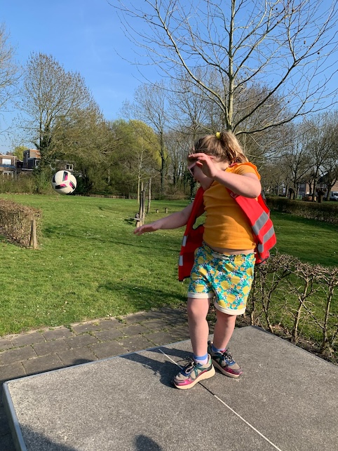 kind speelt buskruit zevenbergen