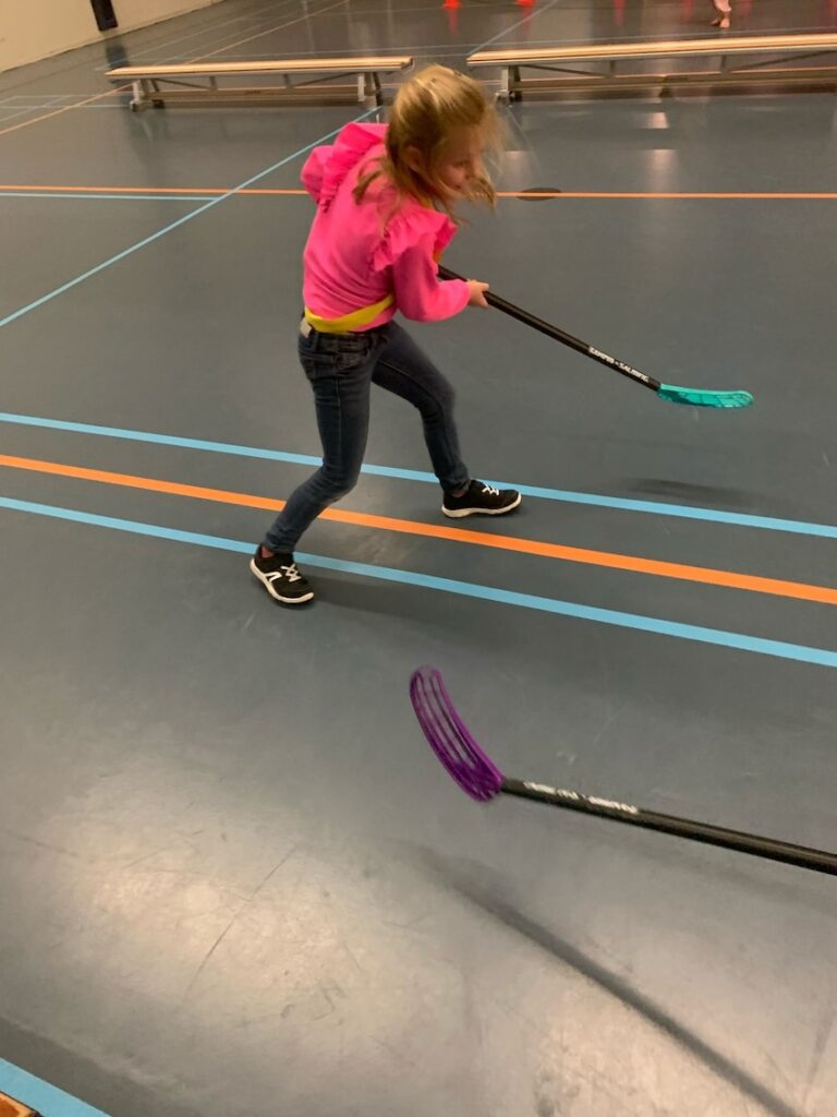 kind speelt hockey zevenbergen