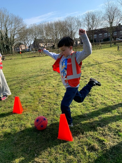 kind speelt kickball zevenbergen