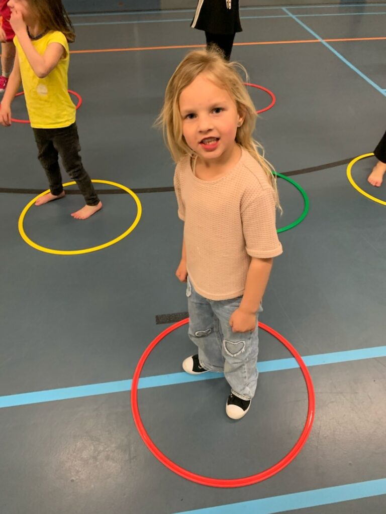 kinderen spelen hoepeldans zevenbergen