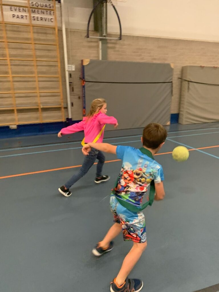 kinderen spelen voetbal zevenbergen