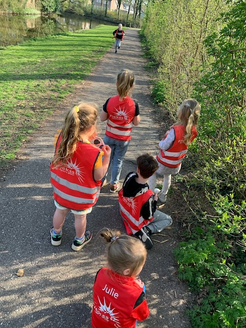 kinderen zoeken in de natuur zevenbergen