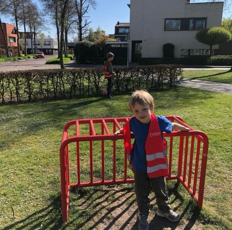 Kinderen spelen in de speeltuin bij Sport-BSO Flekss