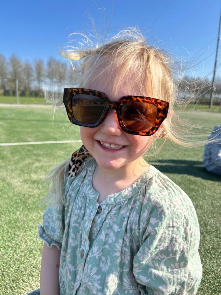 Sport-Bso Flekss Kerkwerve zonnebril op van de juf