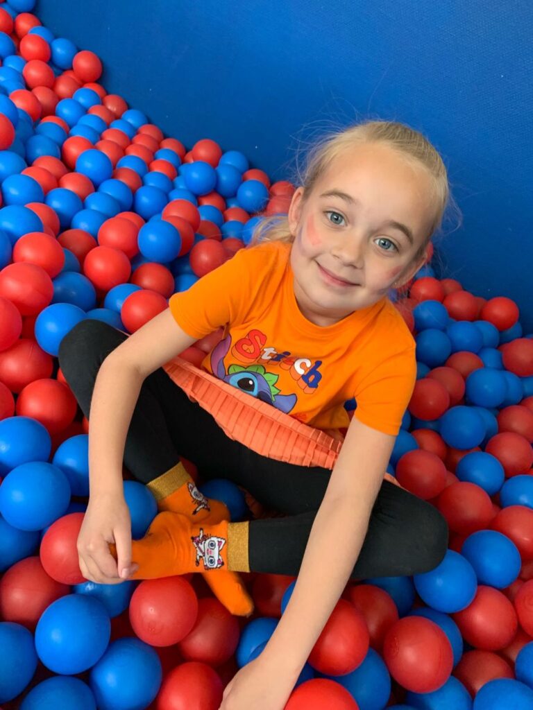 Sport-Bso Flekss Kerkwerve in de ballenbak spelen.