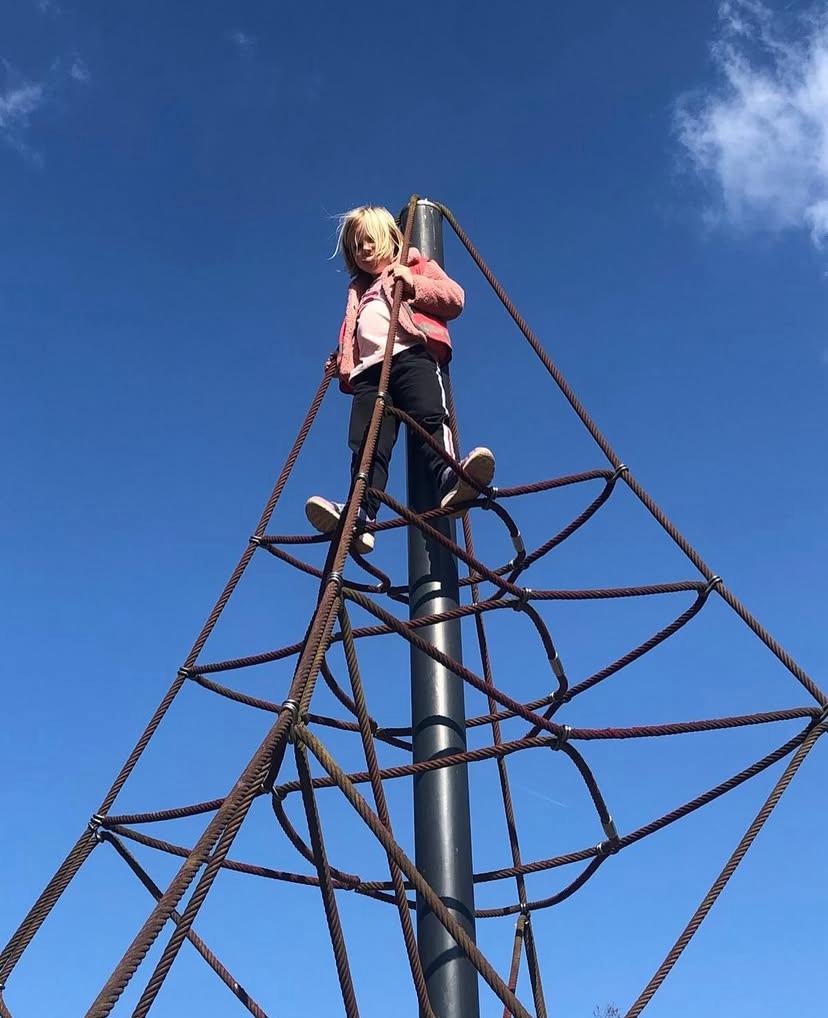 Kind klimt in klimtoren bij Sport-BSO Flekss