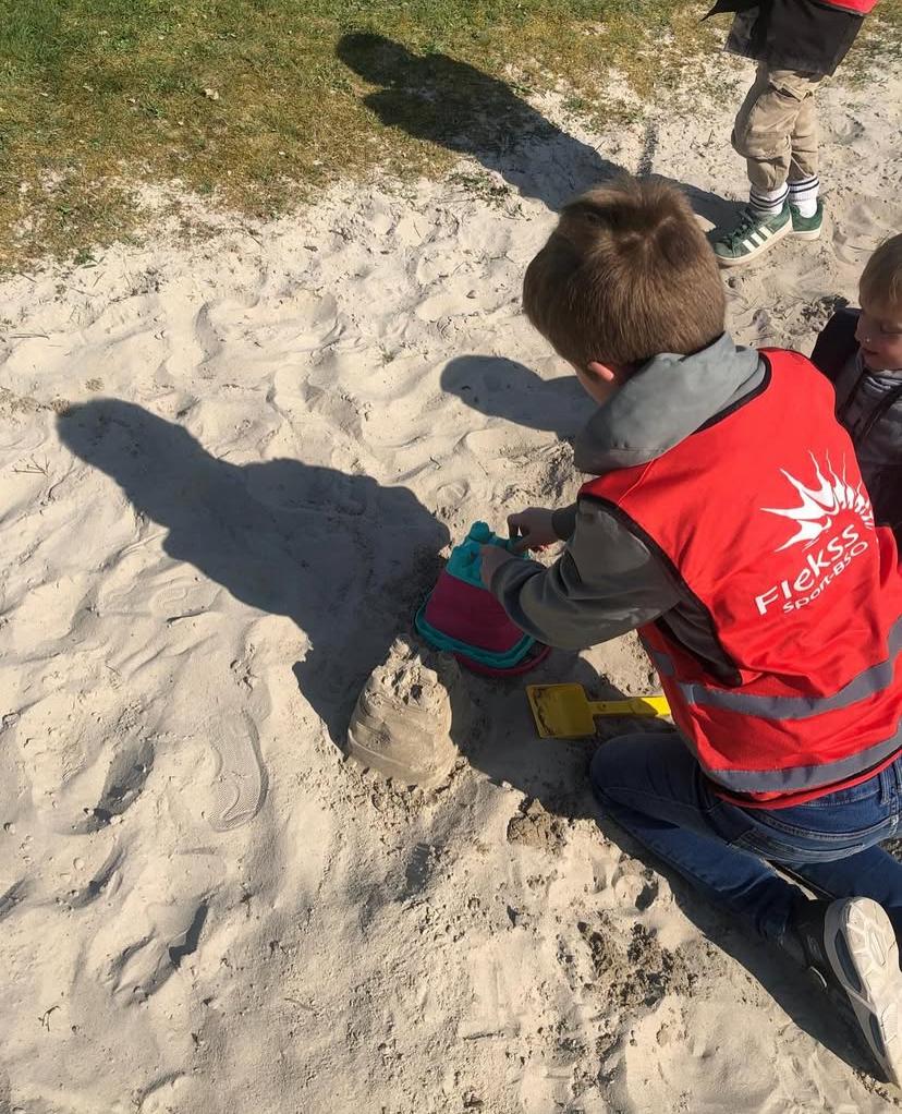Kinderen spelen met zand bij Sport-BSO Flekss