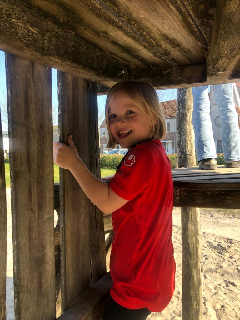 Kindje speelt in een speelhuis bij Sport-BSO Flekss