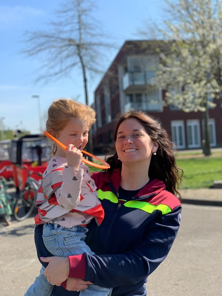 kind en juf spelen met hoepel Etten-leur