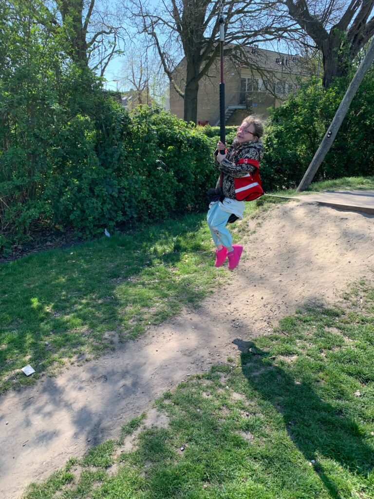 kind gaat van kabelbaan zevenbergen