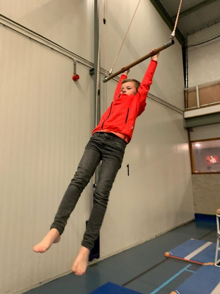 kind hangt aan trapeze zevenbergen