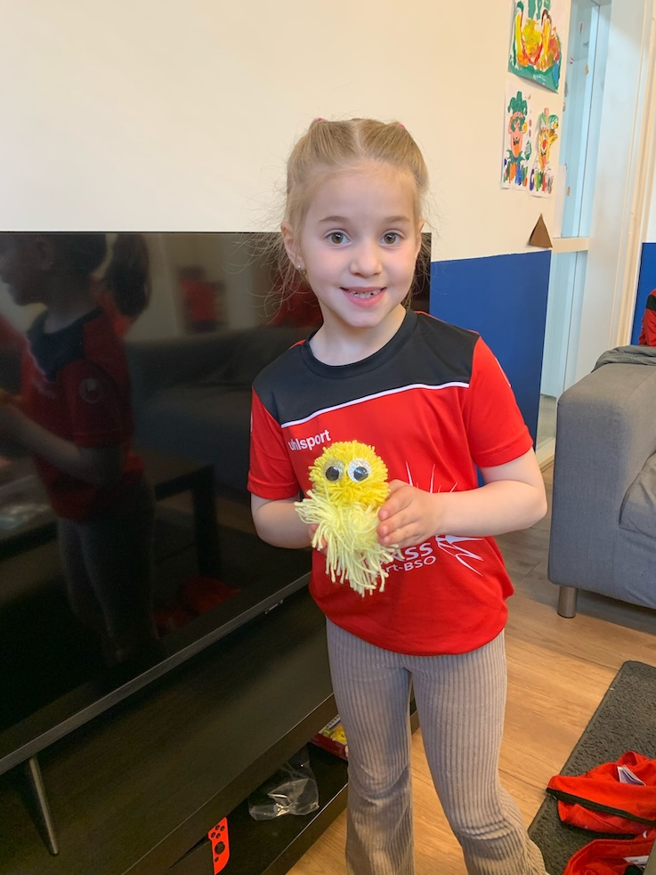 kind knutselt pompomdier zevenbergen