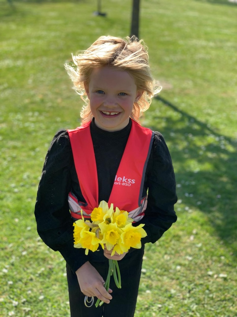 kind plukt bloemen Etten-leur
